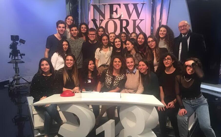 foto di gruppo per i ragazzi a per un pugno di libri (foto inviata)