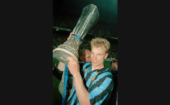 dennis bergkamp solleva la coppa uefa del 1994