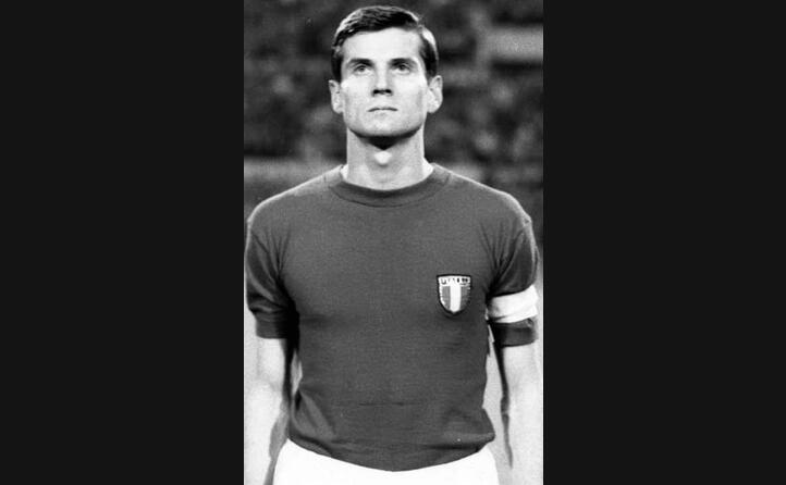 giacinto facchetti storico capitano dell inter e della nazionale in foto agli europei del 1968