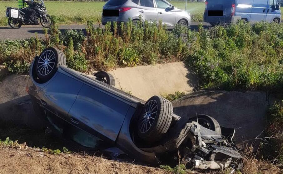 l auto ribaltata (foto l unione sarda deidda)