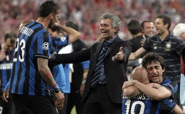 materazzi mourinho cambiasso e milito festeggiano il triplete