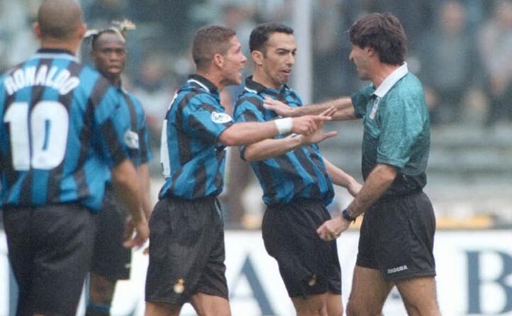 simeone protesta per il celebre fallo di iuliano su ronaldo del 1998