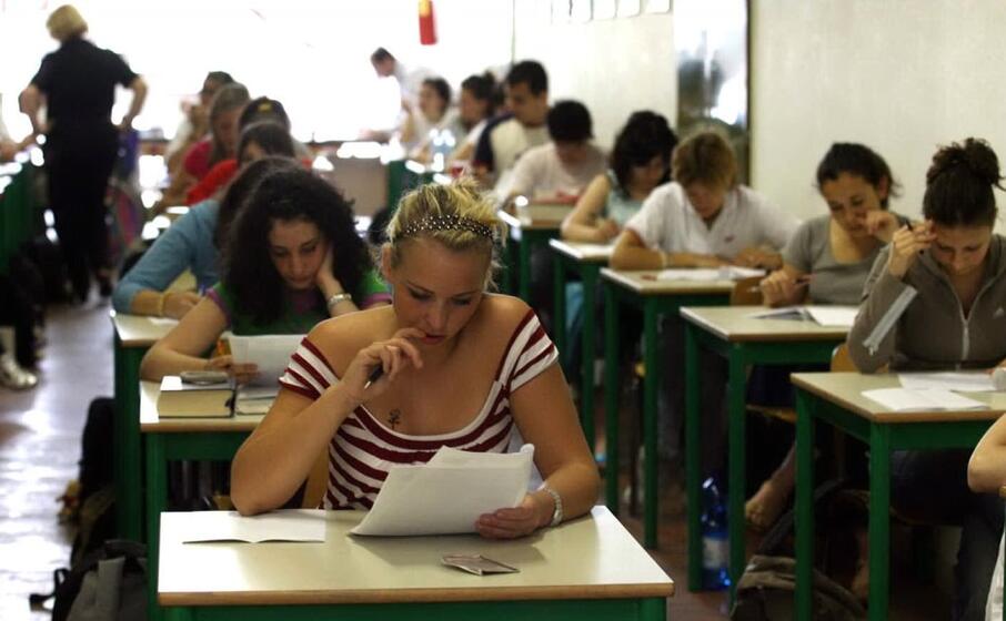 maturandi impegnati nell esame (ansa)