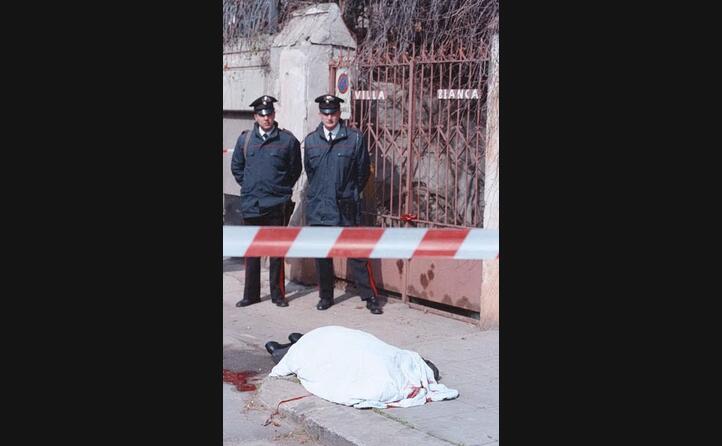 i sicari gli sparano in mezzo alla strada