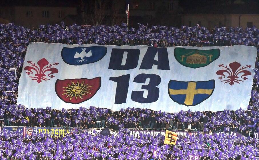 il tributo della curva della fiorentina ad astori (ansa)