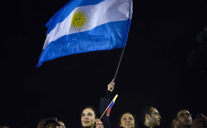 bandiera dell argentina sventola in piazza san pietro