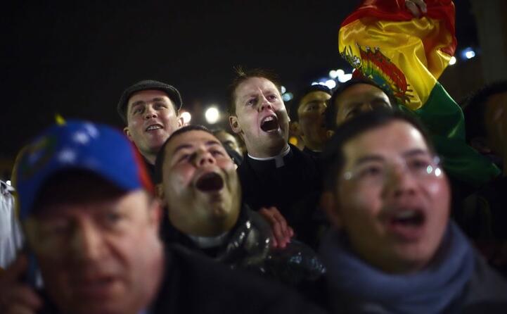 la folla di fedeli in piazza