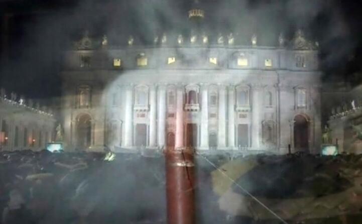 la fumata bianca in piazza san pietro (ansa)