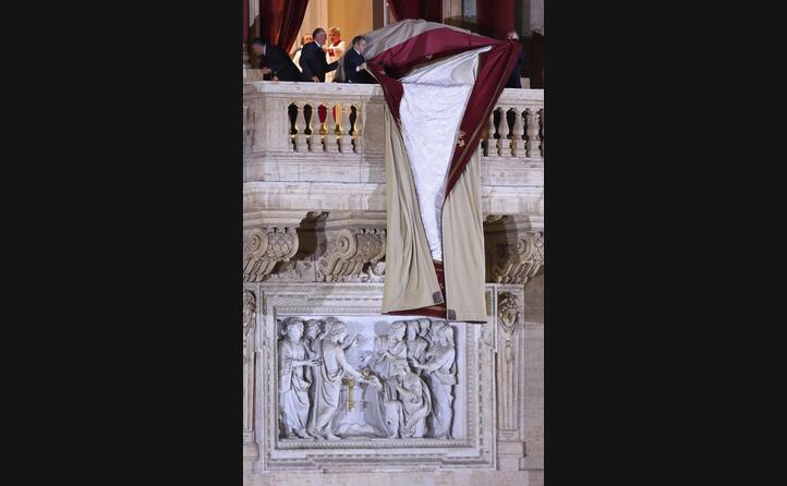 viene tirato gi il drappo dal balcone della basilica di san pietro