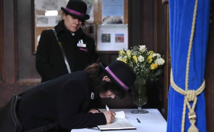 una donna gli lascia un messaggio