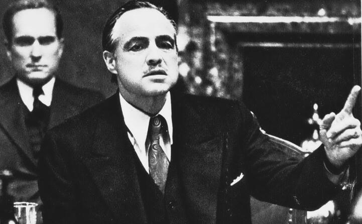 ancora don vito corleone alle sue spalle il fido consigliere tom hagen