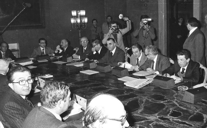 il rapimento arriva nel giorno in cui si insedia il governo andreotti nato da un accordo tra dc e pci