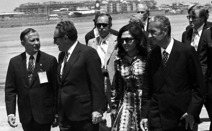 moro accoglie a ciampino il segretario di stato usa henry kissinger (ansa)