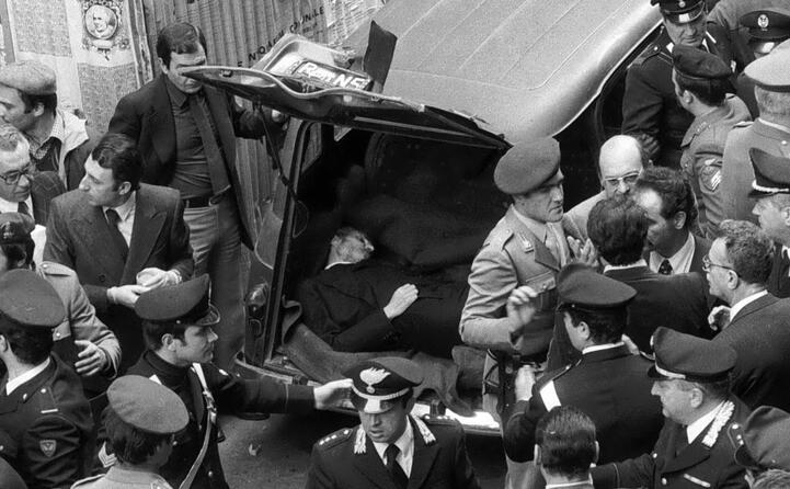 moro viene sottoposto a un processo politico e condannato a morte il suo corpo verr trovato in un auto il 9 maggio 78 in via caetani a roma