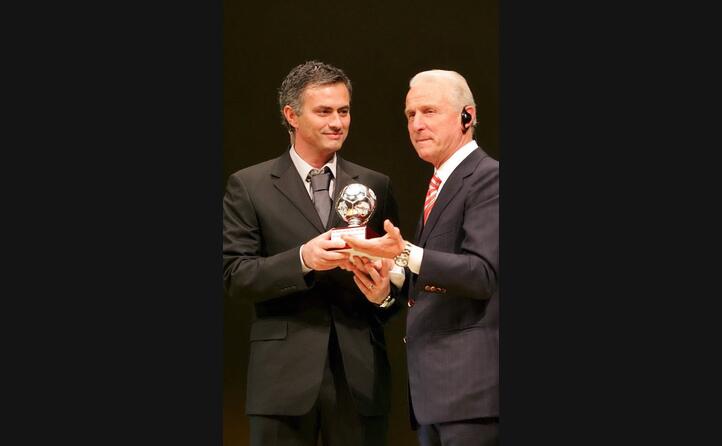 mourinho gli consegna il premio di allenatore dell anno