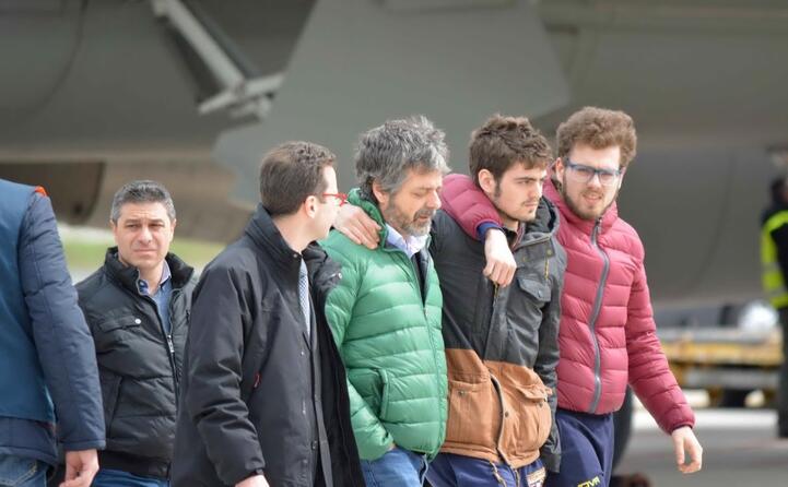 quattro le vittime italiane i volti dei parenti all aeroporto di ciampino