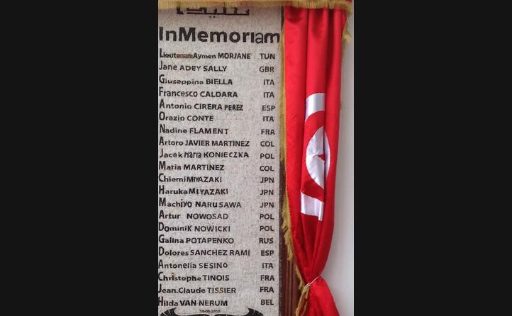 una stele con l elenco delle vittime