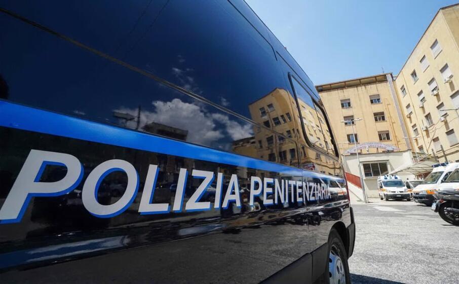 un mezzo della polizia penitenziaria (ansa)