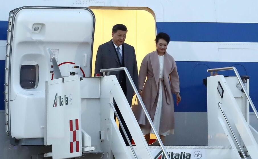 il presidente xi jinping e la moglie peng liyuan arrivano a roma (ansa)