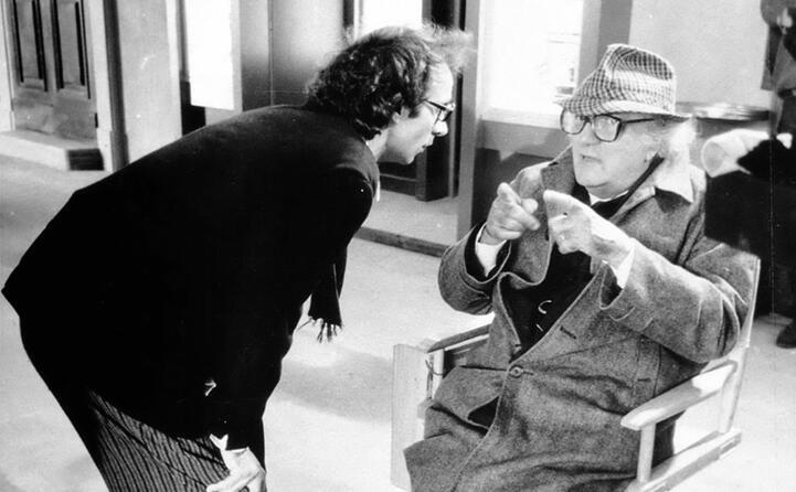 il regista federico fellini con roberto benigni sul set de la voce della luna