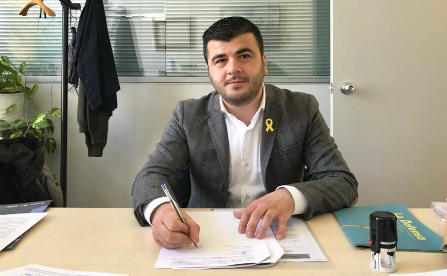 il sindaco davide corriga alla firma dell accordo (foto giacomo pala)
