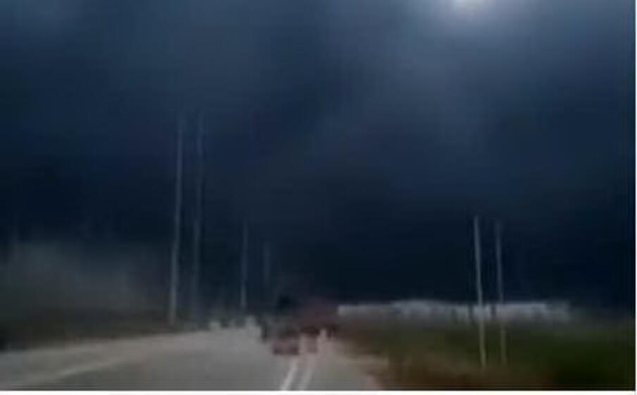 la grossa nube di fumo dopo l esplosione (screenshot da twitter)