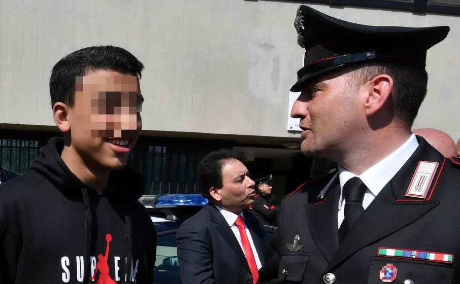 ramy shea con i carabinieri sullo sfondo il padre (ansa)