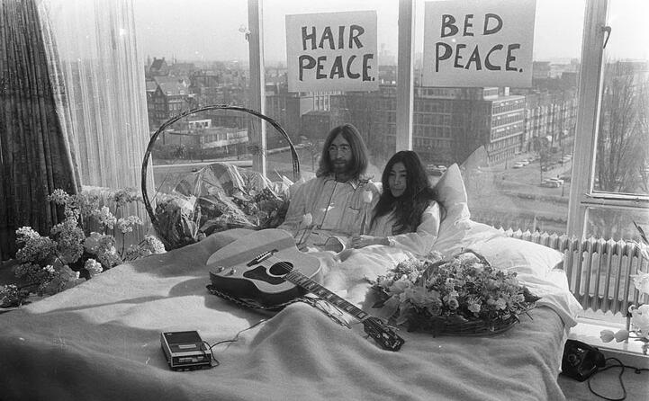 accaddeoggi il 25 marzo 1969 john lennon e yoko ono iniziano il bed in per la pace (foto da wikipedia)