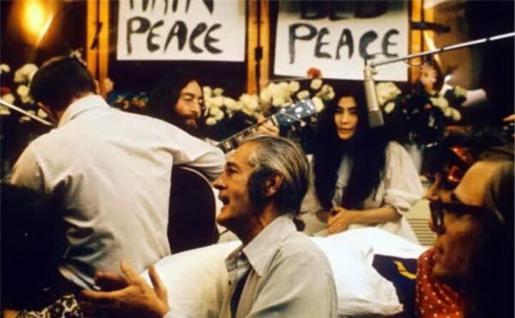 lennon mentre registra la canzone give peace a chance (foto da wikipedia)