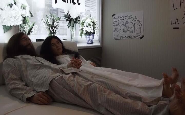 statue di cera raffiguranti john lennon e yoko ono a letto durante il bed in di montreal del 1969 (foto da wikipedia)