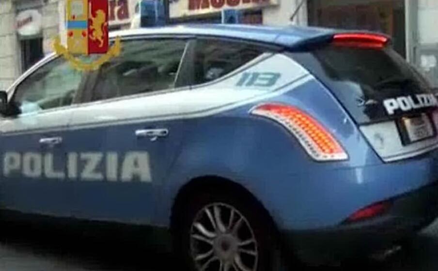 un auto della polizia (ansa)