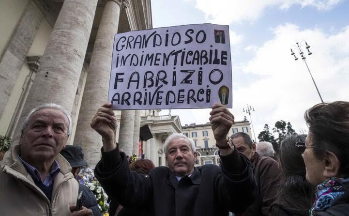 il presentatore scomparso nella notte aveva da poco compiuto sessant anni