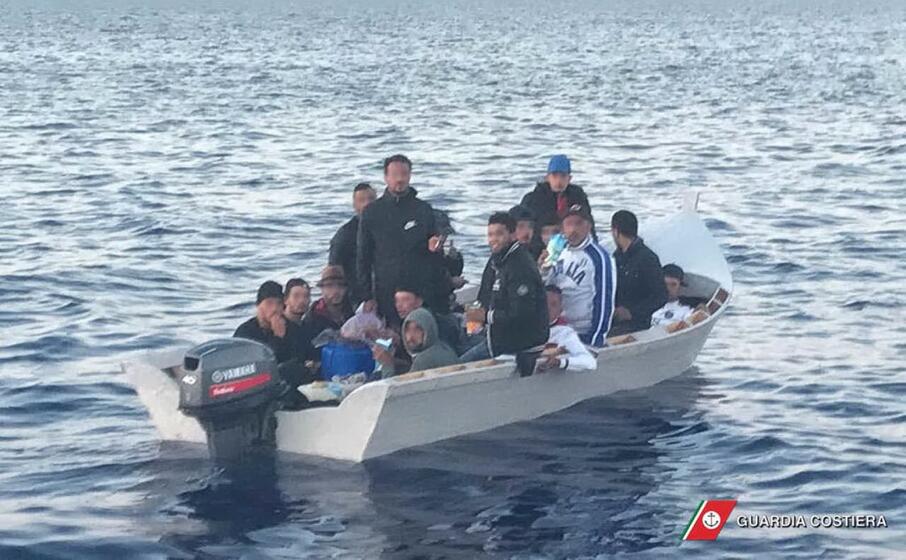 un barchino (foto guardia costiera)