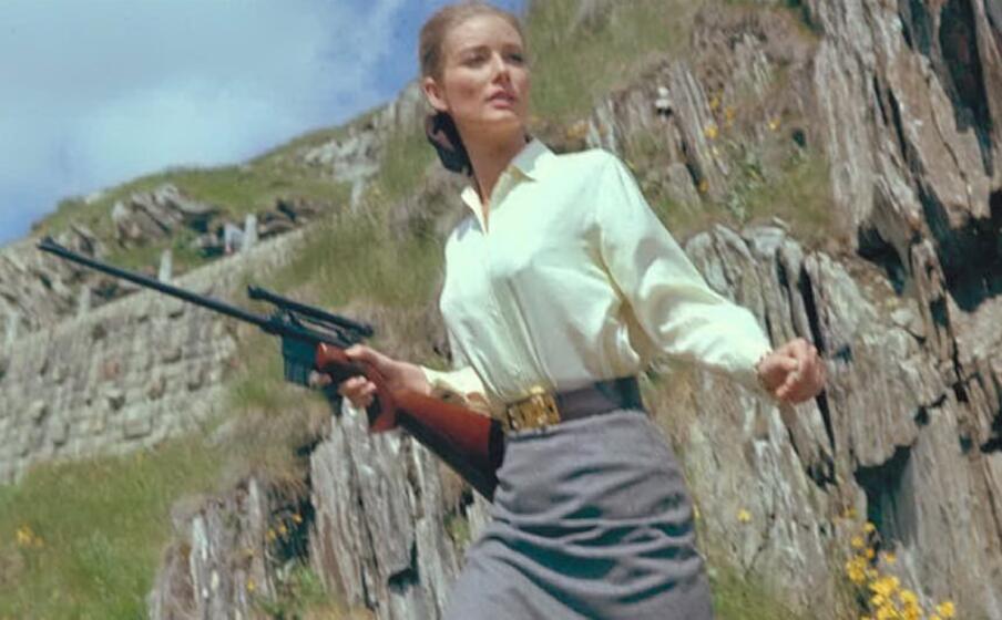 tania mallet nei panni dela celebre bond girl (foto da account twitter 007)