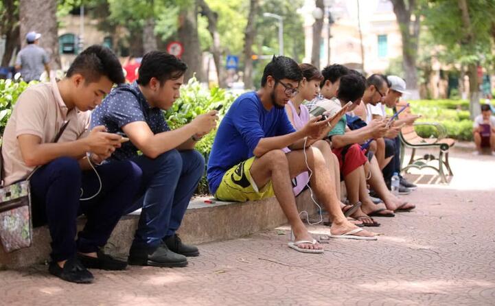 dopo quasi mezzo secolo il telefono portatile non pi solo un telefono (le foto sono dell ansa)