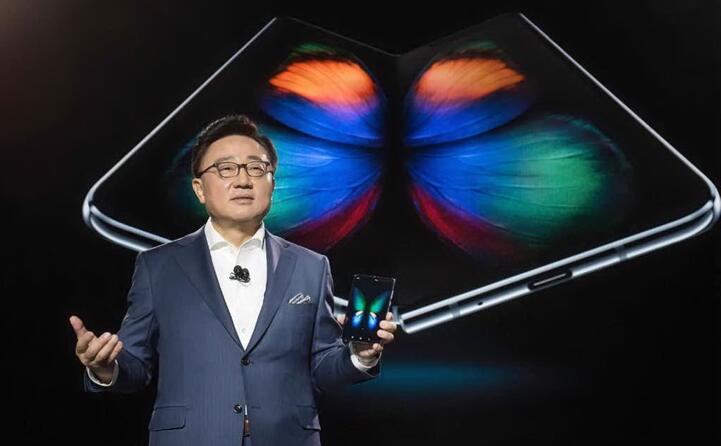 e con la coreana samsung che ha di recente lanciato lo smartphone pieghevole