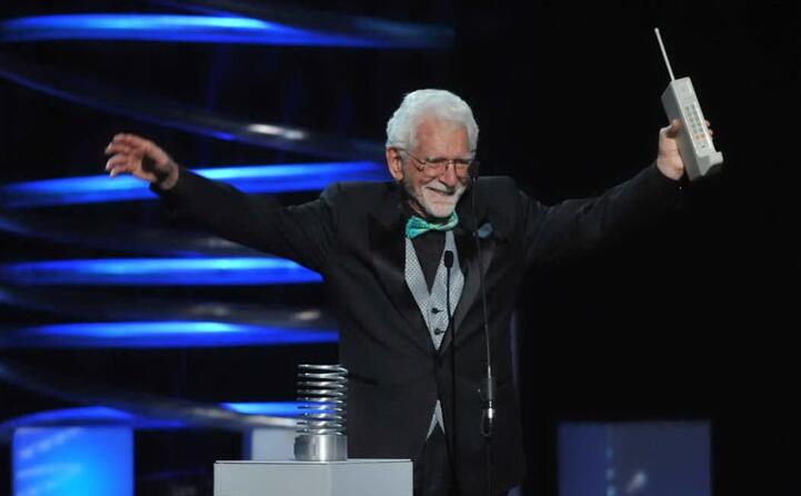 martin cooper nel 2018 con il suo dyna tac