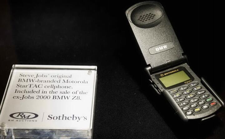 negli anni novanta la vera rivoluzione con i telefonini che diventano oggetto imprescindibile tra i modelli pi noti il motorola startac che conquist anche il fondatore di apple steve jobs