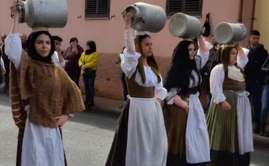 i contenitori per il latte portati sul capo