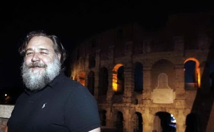 l attore con alle spalle il colosseo