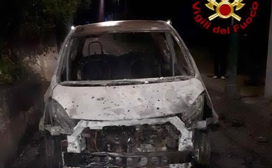 l auto incendiata (foto vigili del fuoco)