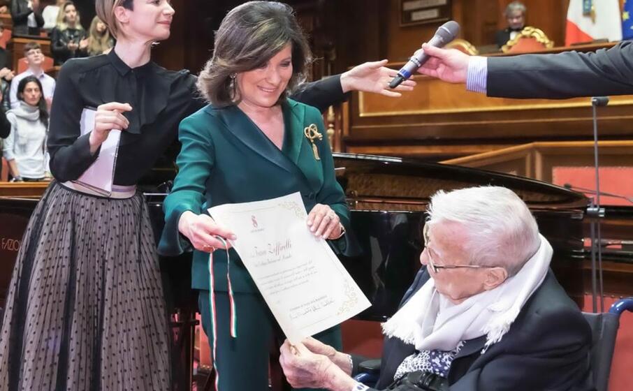 la consegna del premio a franco zeffirelli (foto ufficio stampa senato ansa)