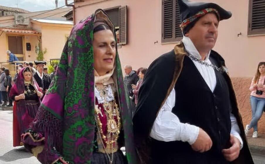 una coppia in costume tipico