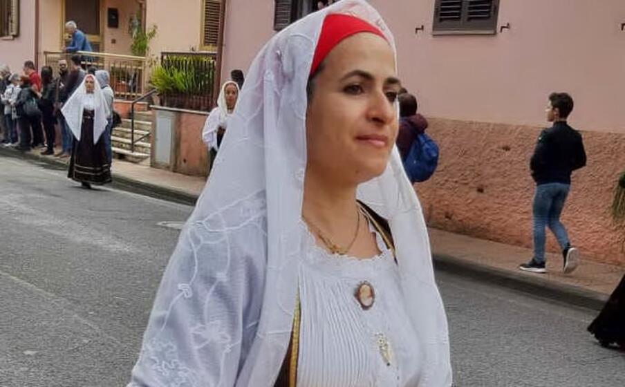 una giovane in abito tradizionale