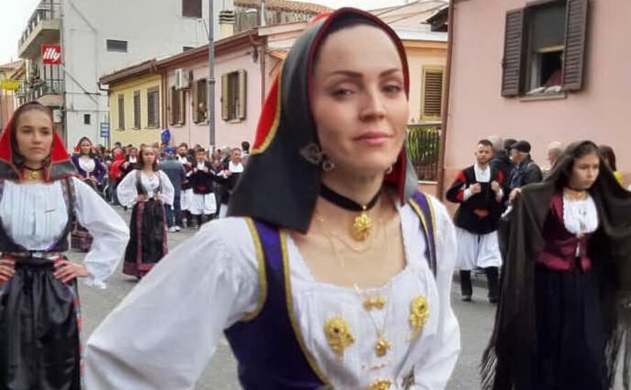 uno dei caratteristici copricapi