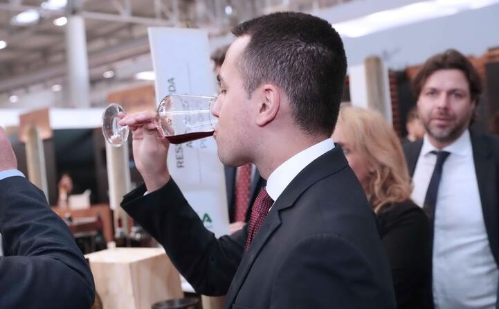 il consueto assaggio di vino (ansa)