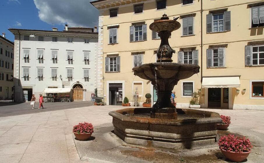 piazza delle erbe a rovereto (fonte wikipedia)