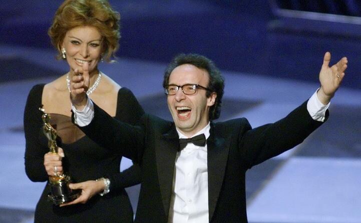 consegna a roberto benigni l oscar per la vita bella