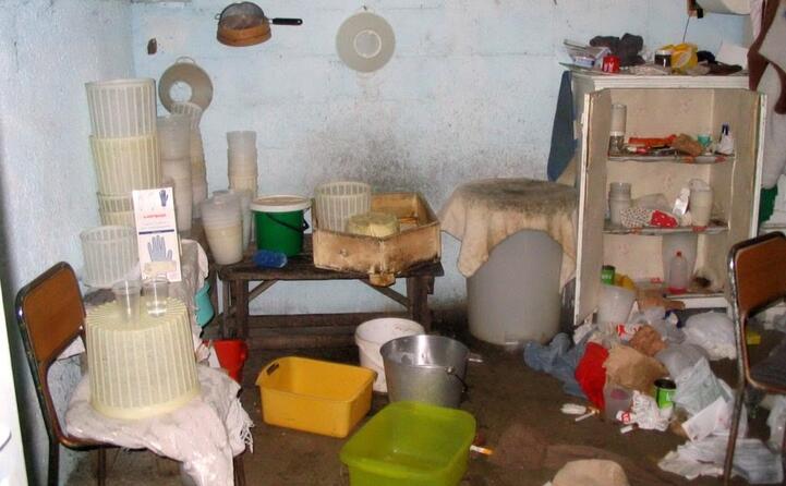e l interno aveva appena finito di fare la ricotta