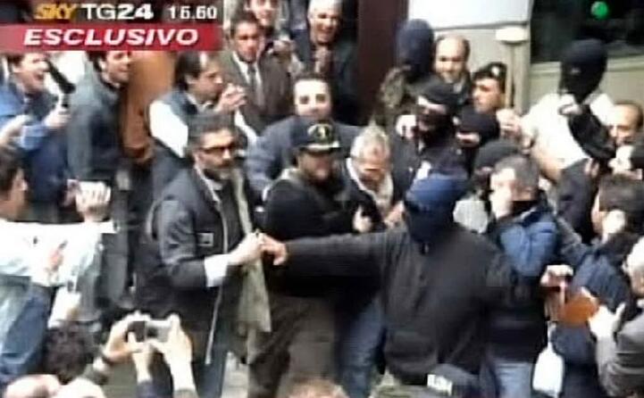 folla dopo l arresto